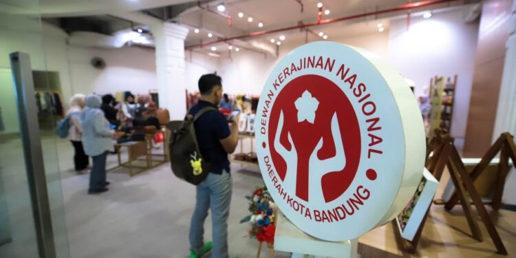 Dukung UMKM, Dekranasda Kota Bandung Buka Galeri Patrakomala di Braga City Walk