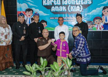 Bandung Pecahkan Rekor MURI, Serahkan 52.010 Kartu Identitas Anak