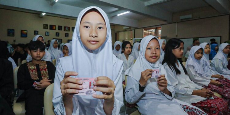 Farhan Minta Camat dan Lurah Pastikan Seluruh Anak Miliki KIA