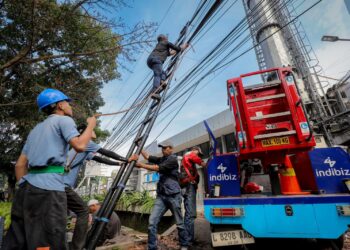 Diskominfo Kota Bandung Tangani Aduan Kabel Udara Menjuntai di Jalan Laswi