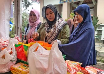 Meski Diguyur Hujan, Warga Tetap Semangat Serbu Bazar Murah Bandung