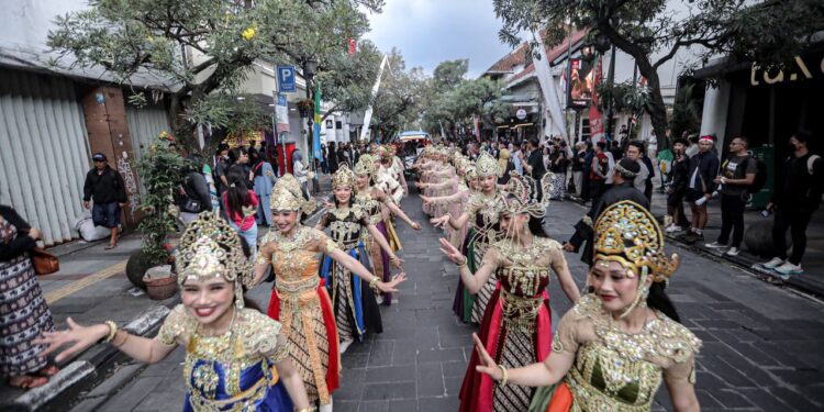 Kirab Budaya HUT ke-80 Jawa Barat Berlangsung Meriah