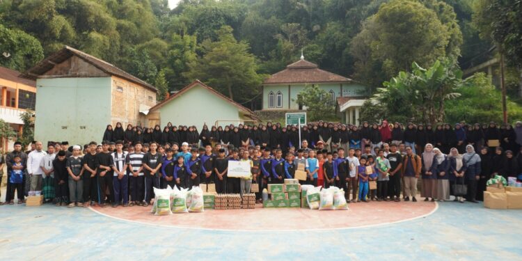 BAZNAS Jabar Gelar Aksi Sosial “Berbagi Kebahagiaan Bersama Santri” di Daerah Rawan Bencana