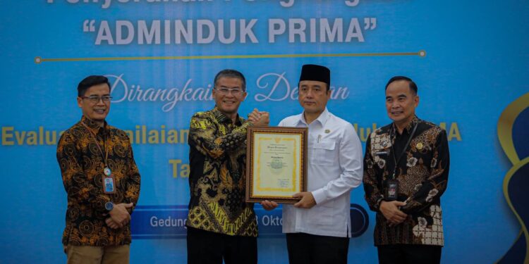 Pemkot Bandung Sabet 4 Penghargaan Adminduk Prima 2025 Tingkat Jabar