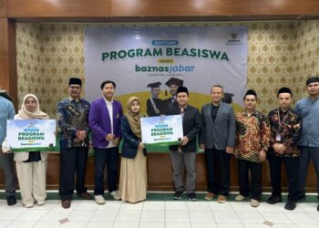 Baznas Jawa Barat Serahkan Beasiswa Untuk Para Mahasiswa Berprestasi
