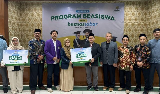 Baznas Jawa Barat Serahkan Beasiswa Untuk Para Mahasiswa Berprestasi