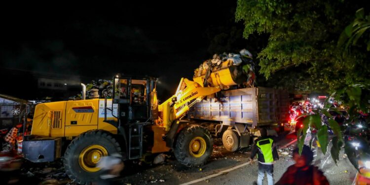 Pemkot Bandung Bersihkan TPS Gunung Batu Timur, 100 Ton Sampah Diangkut
