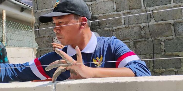 Bersama Wamen & Wabup Bogor, Wihaji Gotong Royong Bantu Bedah Rumah