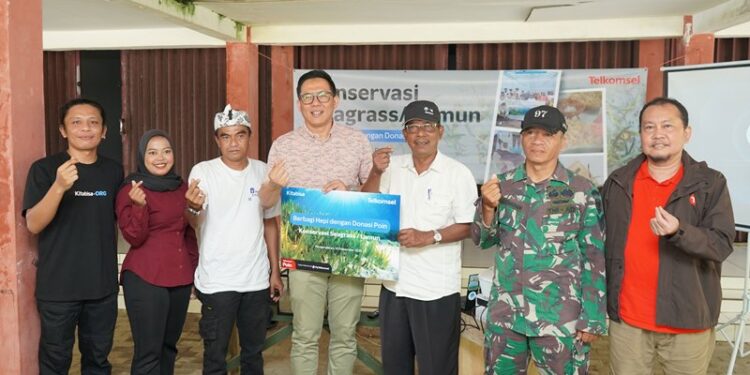 Jaga Ekosistem Laut, Telkomsel Tanam Ribuan Bibit Seagrass di Pangandaran