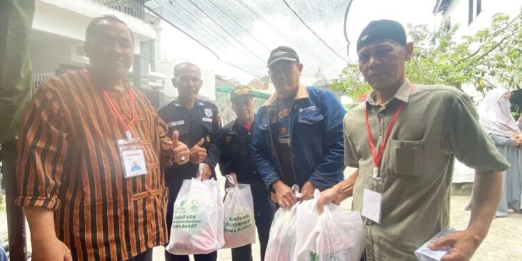 Warga Desa Cipagalo Dapat Bantuan Sembako dan Uang Kafalah dari Baznas Jabar
