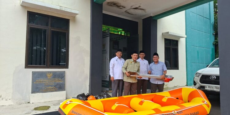 Siaga Kebencanaan, BAZNAS Jabar Serahkan Bantuan Perahu Karet
