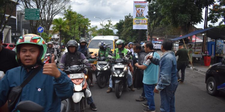 Pokja PWI Kota Bandung Kembali Bagikan Ratusan Paket Takjil Untuk Masyarakat Sekitar
