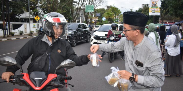 Pokja PWI Kota Bandung Kembali Bagikan Ratusan Paket Takjil