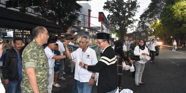 Program Berbagi Takjil Pokja PWI Kota Bandung, Dandim 0618 Turut Serta Ambil Bagian