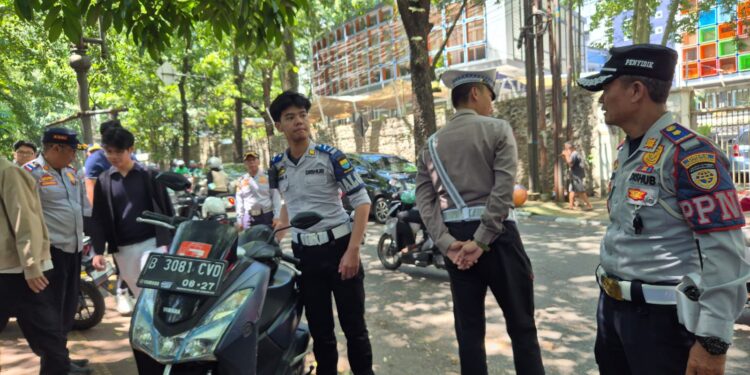 Kedapatan Parkir Liar di Ruas Jalan Kota Bandung, Petugas Tidak Segan Tindak Pelanggar