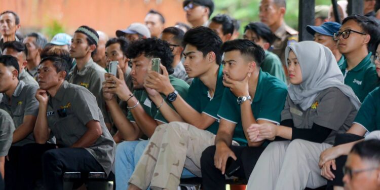 Jelang Lebaran, Pegawai Kebun Binatang Bandung Diberi Kadeudeuh