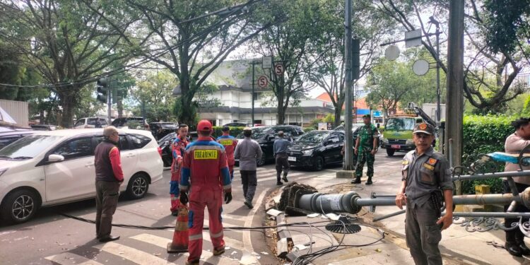 Tiang PJU Roboh di Taman Pramuka Tertangani, Lalu Lintas Berangsur Normal