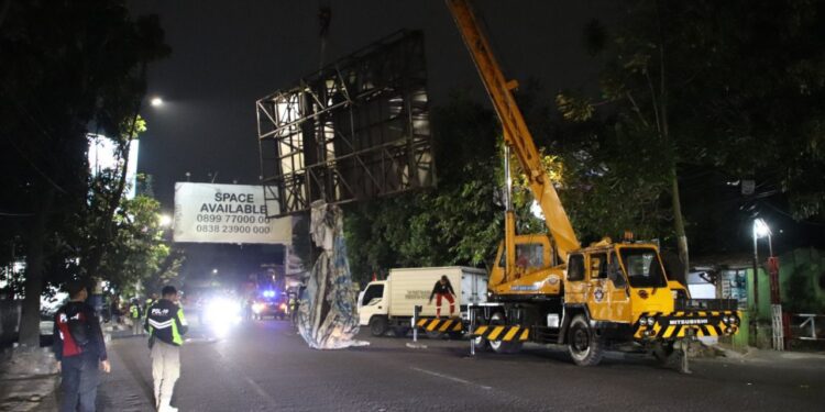 Tertibkan Reklame Ilegal, Farhan: Sesuai dengan Perda