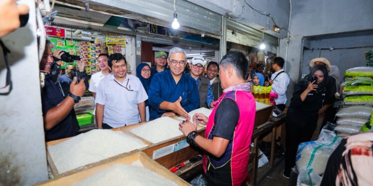 Soroti Kenaikan Harga Plastik di Pasaran, Farhan Ajak Warga Ubah Kebiasaan Belanja