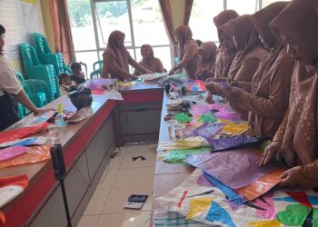 FIB Unpad-BIYA Project Latih anggota PKK Desa Cijambu Daur Ulang Sampah Jadi Produk Ekonomis