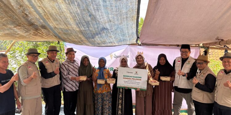 Kolaborasi dengan QuranBest, BAZNAS Jabar Salurkan Zakat Daging Bagi Masyarakat Cikadongdong Tasikmalaya